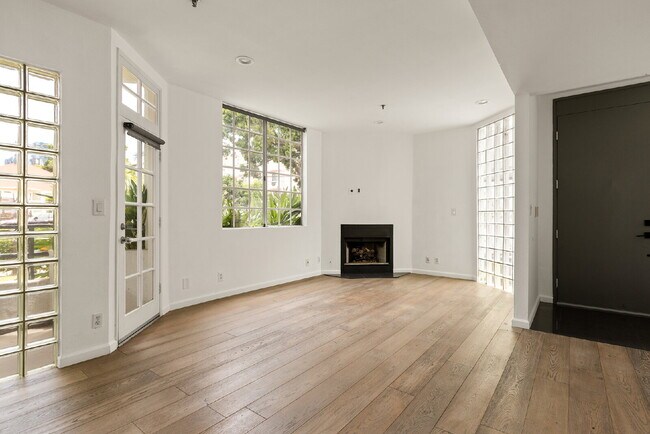 Building Photo - Stylish End-Unit Townhome in Prime Santa Monica | Private Rooftop Deck & Bonus Room