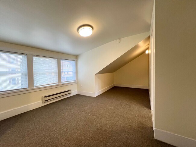 Building Photo - 3 / 4 Bedroom , 2 full Baths Apartment in ...