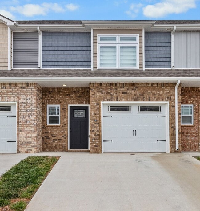 Building Photo - 2 Bedroom Condo For Rent With Community Swimming Pool!