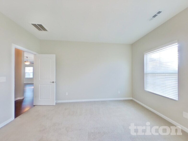 Building Photo - 3301 Pikes Peak Dr