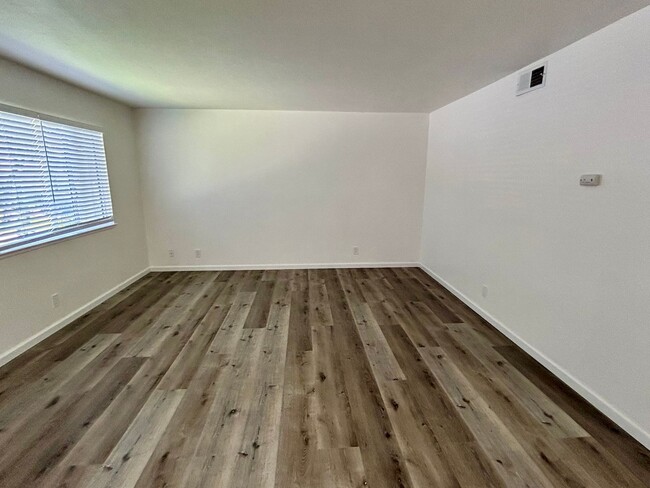 Building Photo - Updated Laguna Vista Condo!