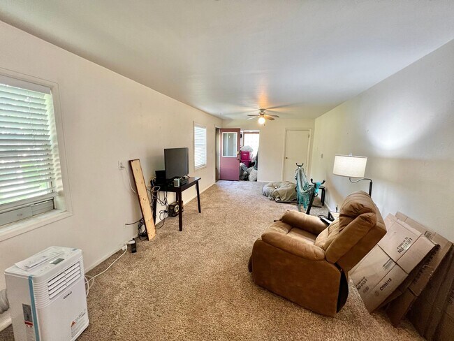Building Photo - 3 Bedroom 2 Bathroom in Old Town Windsor!