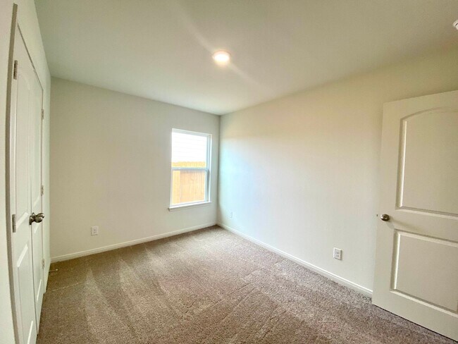 Building Photo - Brand new 4 bedroom, 2 bath home in the Pr...