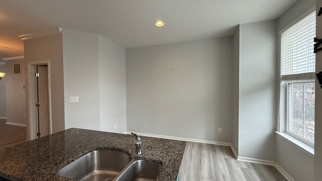 Building Photo - River Oaks Townhouse