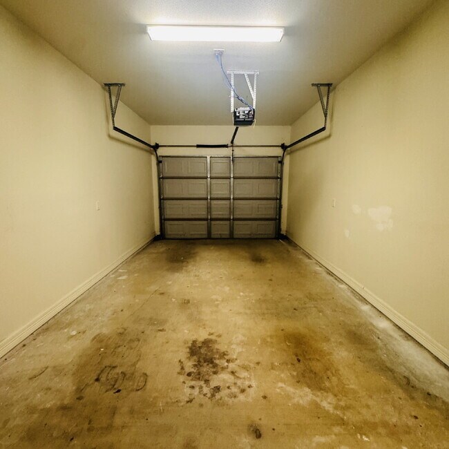 Building Photo - Spacious Duplex Now Available in Orange, TX!