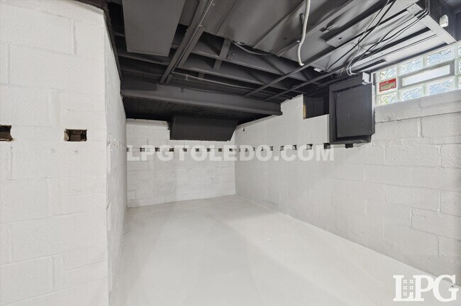 Building Photo - 928 W Gramercy Ave