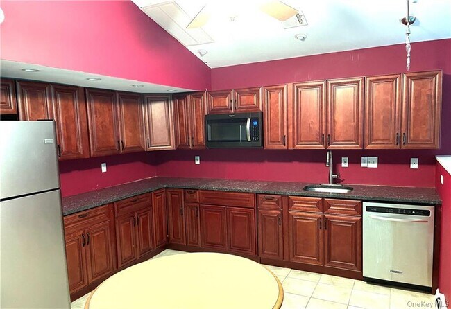 Building Photo - 80 Old Quaker Hill Rd