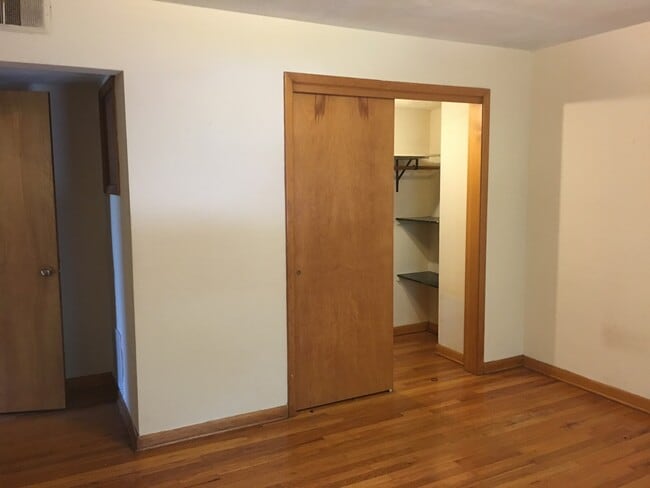 Building Photo - Very Unique 2 Bedroom Apartment off University Avenue!
