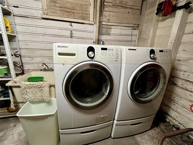 Building Photo - 108 W Comanche Ave