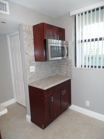 Building Photo - 118 Lake Emerald Dr