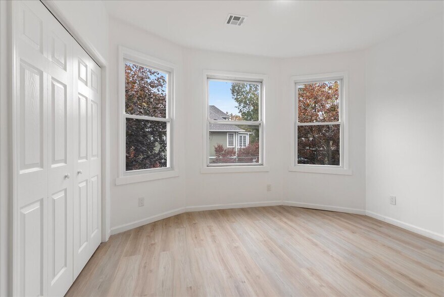 Building Photo - 815 S 12th St