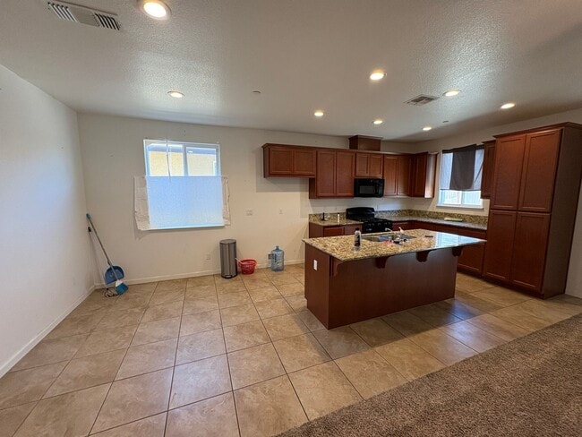 Building Photo - Beautiful Single Story Home Ready To Be Ca...
