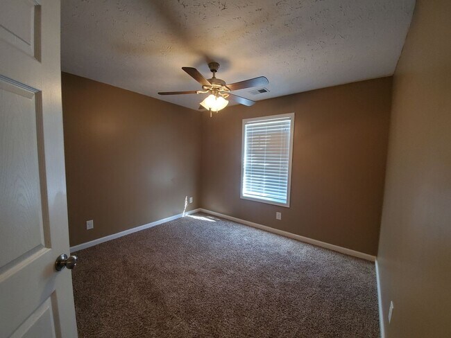 Building Photo - 5 Bedrooms 3 Bathroom Split Foyer