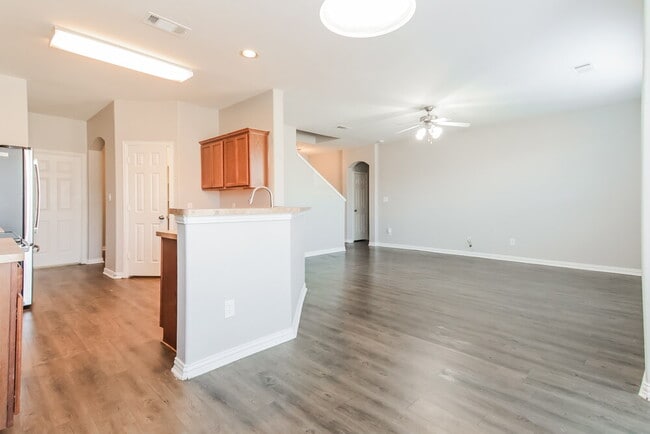 Building Photo - 609 Cove Ct