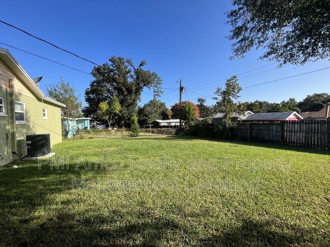 Building Photo - 1717 Bush Ave