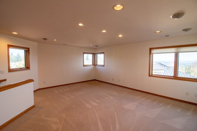Building Photo - 4bd/4ba Bellevue Home