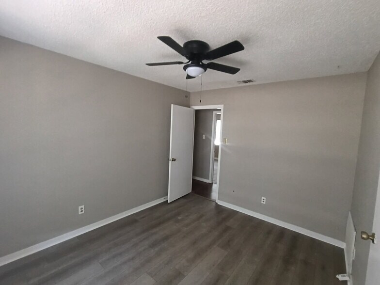 Building Photo - 2301 Cedar