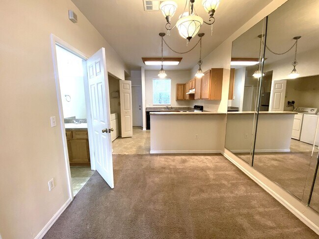 Building Photo - Kensington North #1608 - Pet Friendly!