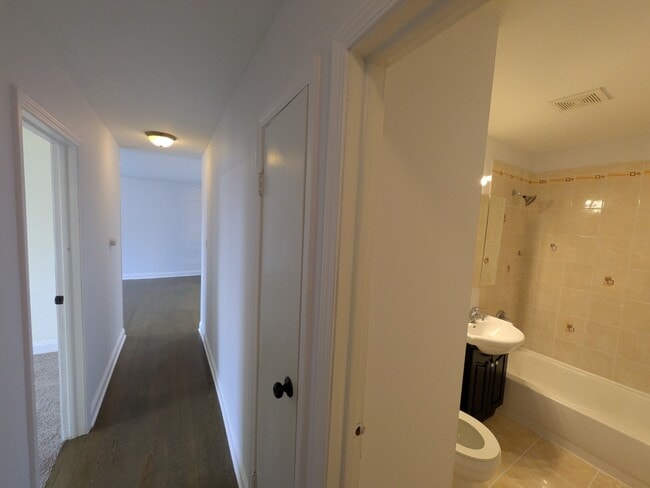 Building Photo - Spacious 3BR / 2BA Condo in Buffalo Grove private balcony, fireplace - Rent includes Heat,  Water...