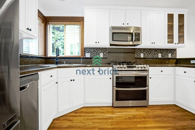 Building Photo - 3 BED & 3 BATH TOWNHOME FOR RENT