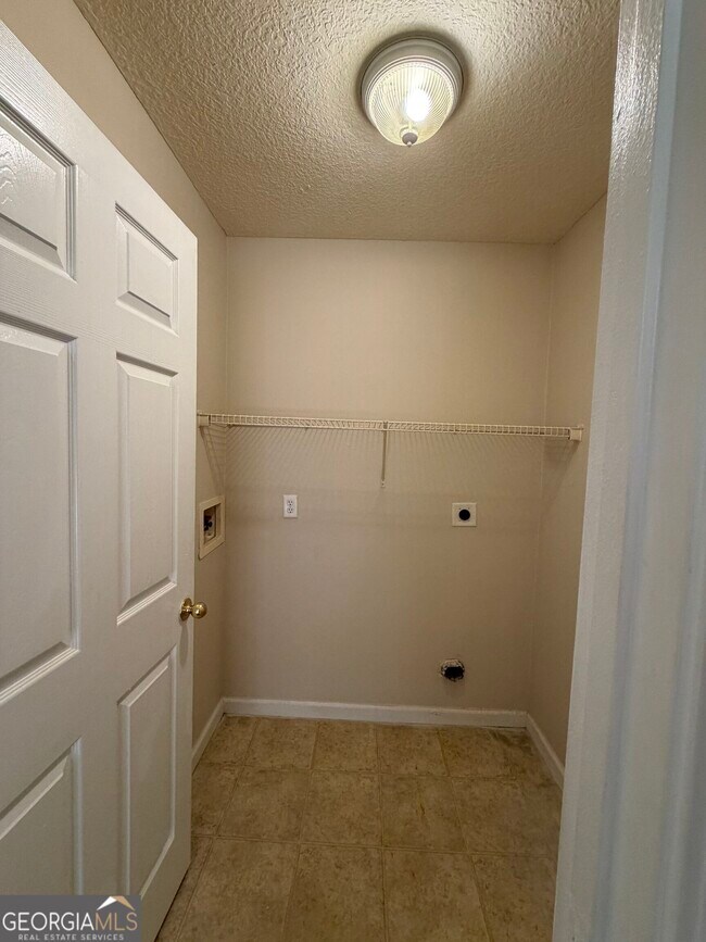 Building Photo - 410 E Lawnwood Ave