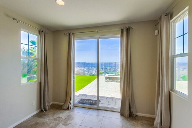 Building Photo - Beautiful Sky Ranch home with Spectacular Views!