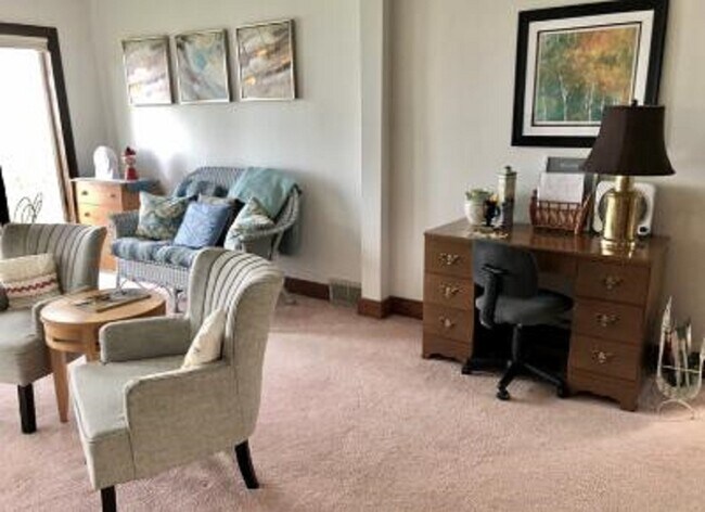 Study/desk area - 3061 Maple Ave