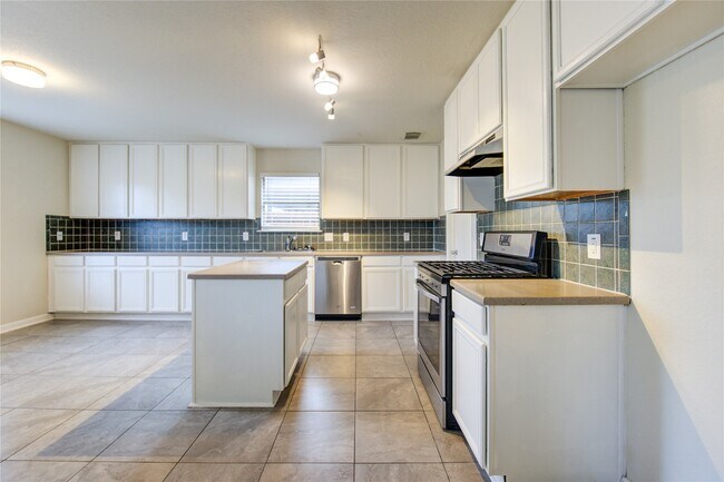 Building Photo - 15518 Miller House Ln