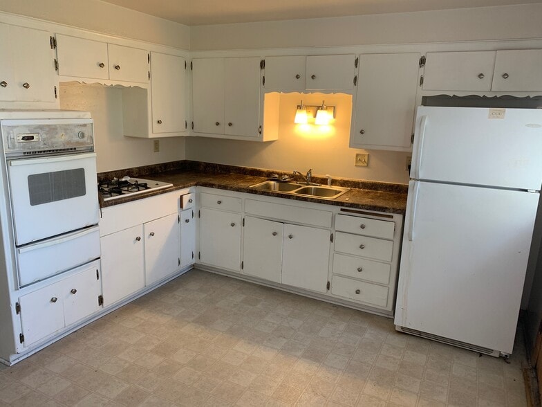 Building Photo - 9015 W Bender Ave