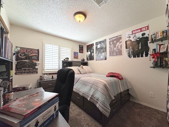 Building Photo - East El Paso 3bed/2bath Refrig A/C!