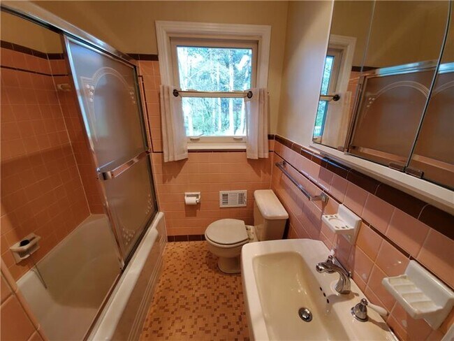 Building Photo - 613 Clairmont Cir