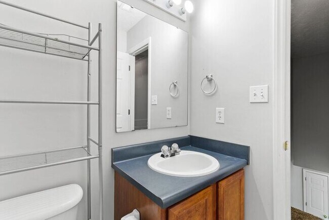 Building Photo - 3 Bedroom/2.5 Bath Home
