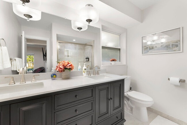 Building Photo - 802 Camelia Dr