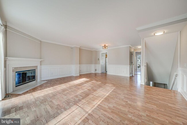 Building Photo - 329 Barnfield Square NE