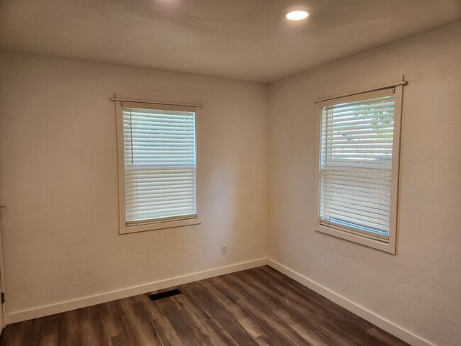 Building Photo - Levens St Duplex