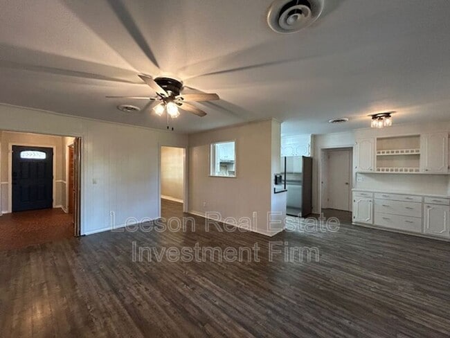 Building Photo - 241 Rossitter St