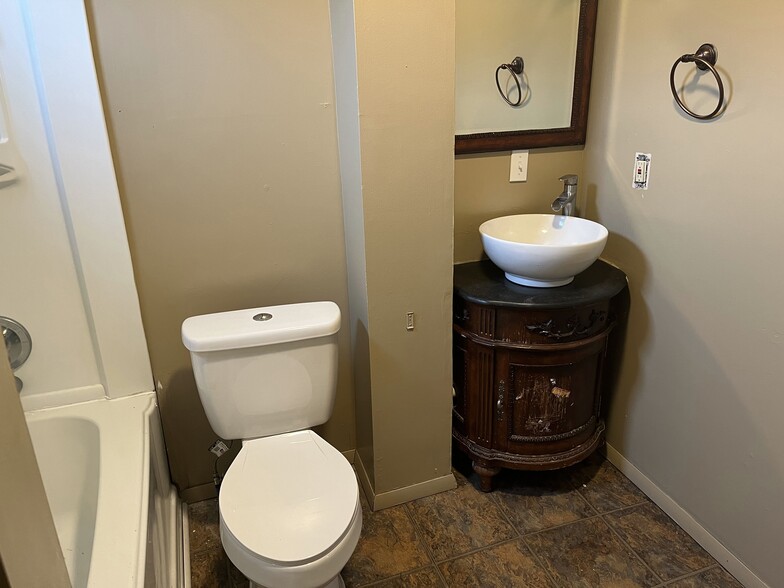 Building Photo - 633 E 11th St