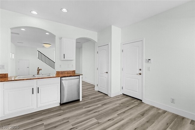 Building Photo - 5568 Jelsma Ave