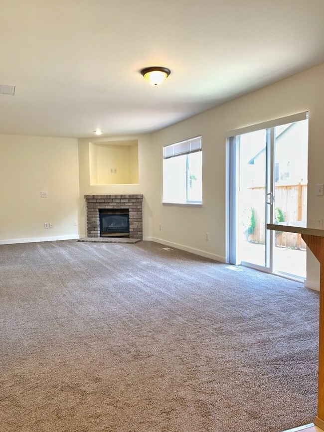 Building Photo - Bright and airy 4 bed!