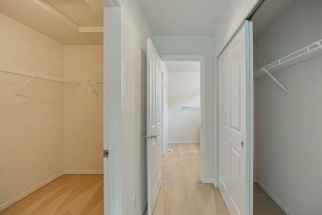Building Photo - GATED COMMUNITY OF VERONA in LAKELAND HILLS!