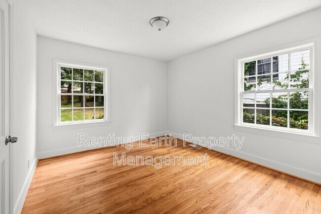 Building Photo - 905 7th St W