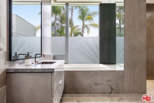 Building Photo - 9405 Sierra Mar Pl