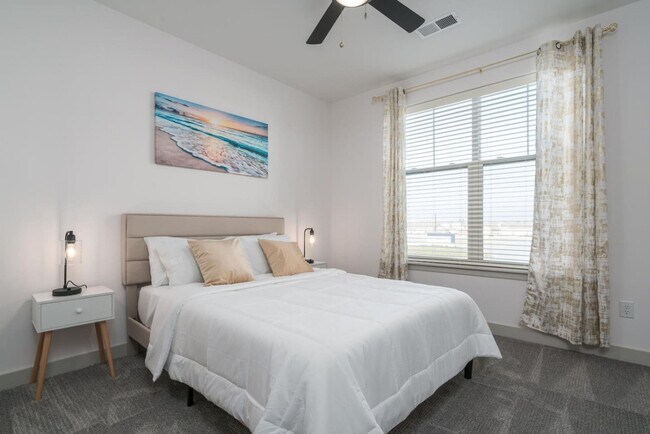 Building Photo - 5775 Sunrise Wy