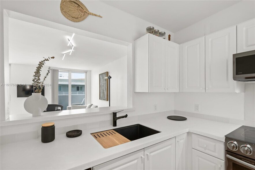 Building Photo - 7800 Collins Ave