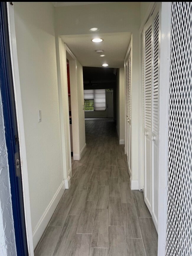 Building Photo - 2820 SW 22nd Ave