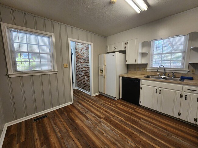 Building Photo - !!500!! Move-IN Discount Spacious 3-Bedroom Brick Home with Two Living Areas & Fenced Backyard!