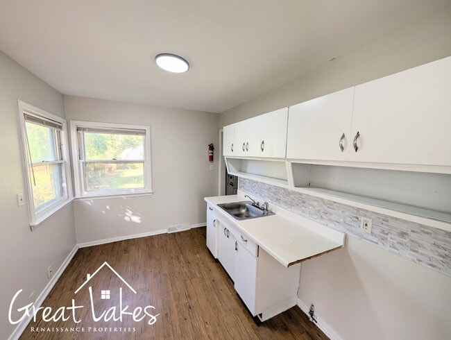 Building Photo - Cozy 2 Bedroom 1 Bathroom now available fo...