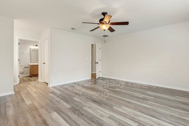 Building Photo - 402 Hearthside Ct