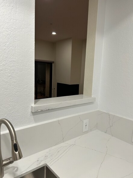 Building Photo - 2601 S Broadmoor Dr