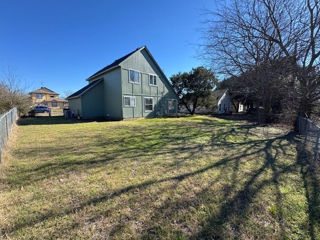 Building Photo - 2305 Lazy Ridge Dr